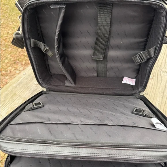 Fellowes Black Leather Wheeled Carry-on Travel Bag
22" handle #Pilots #Business - Picture 5 of 15